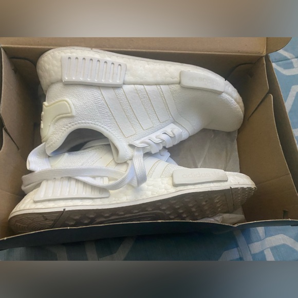 Adida color white in great condition preloved - Picture 1 of 7